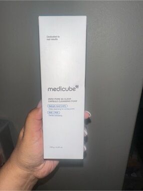 Medicube Zero Pore SA Clear Capsule Cleansing Foam — White